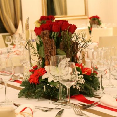 Στολισμός ροτόντας με χριστουγεννιάτικο θέμα Στολισμός Τραπεζιου σε χριστουγεννιάτικο Γαμο